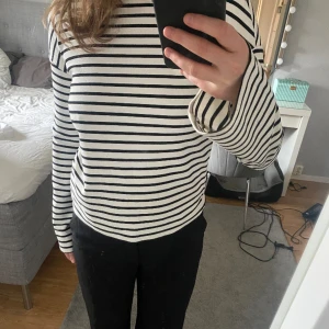 tröja  - En randig tröja i skönt material och utsvängda armar från NAKD i storlek XS