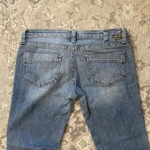 Lågmidjade jeans från Diesel💙 Midjemåttet är 42 och innerbenslängden är 74