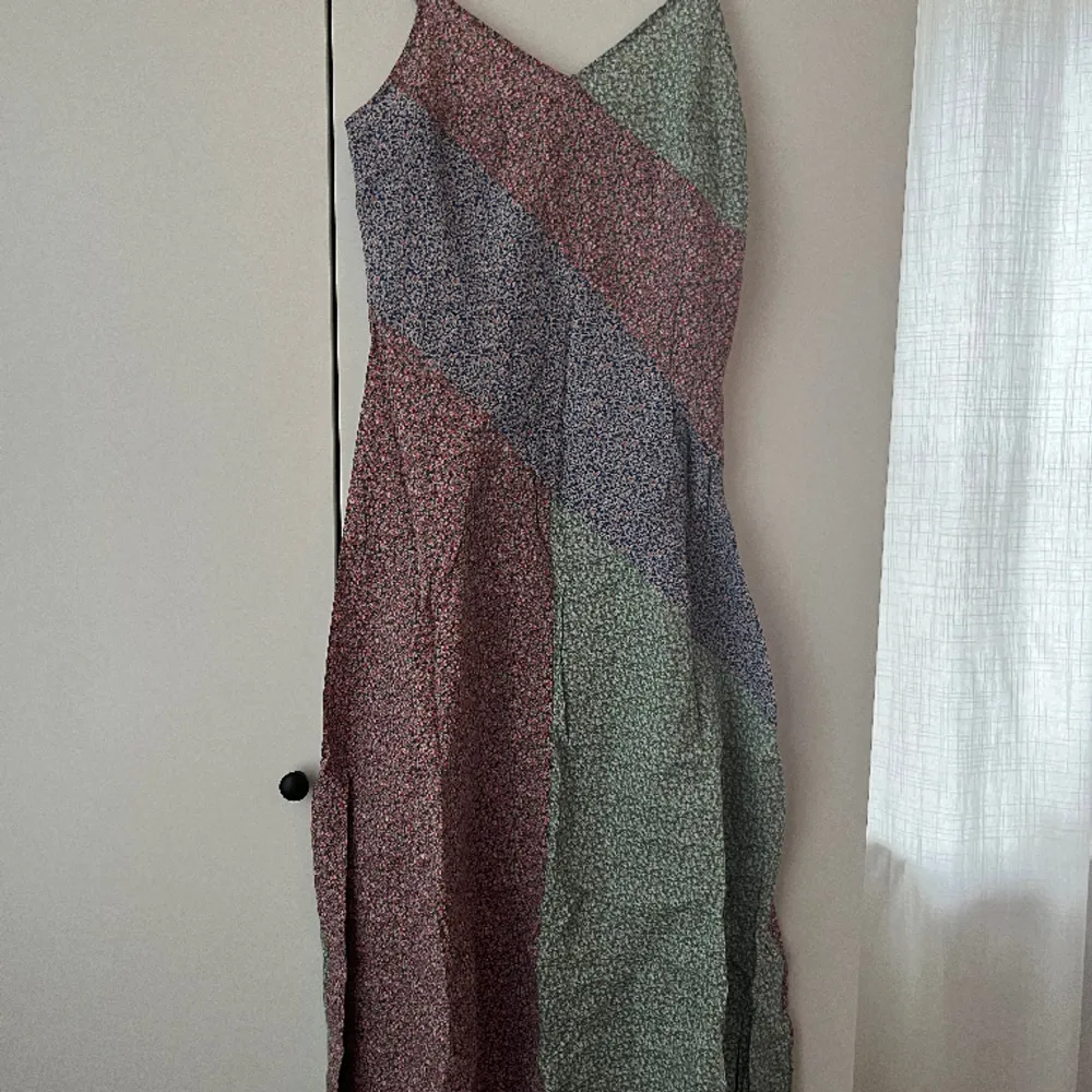 Tunn långklänning från NA-KD i tre olika färger. Ej använd utan bara tvättad!. Klänningar.
