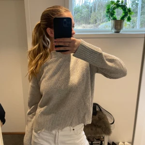 Helmut Lang tröja - Så fin och skön Helmut Lang tröja i 10% kashmir och 90% ull. Den har så coola slitna kanter, men den kommer tyvärr inte till användning längre. 🩶Nypris ca 4000 kr.