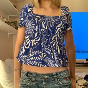 Kortärmad blus - Jätte fin kortärmad vit och blå blus 