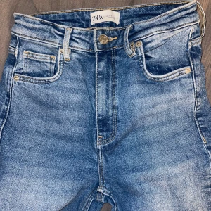 Jeans - Jeans med slit från zara, använda en gång