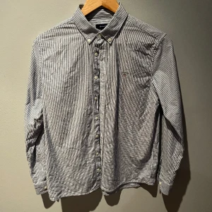 Gant Skjorta - Riktigt snygg Gant skjorta i riktigt bra skick:(9/10). Den är sparsamt använd och nypris är 900kr. Snygg nu till vår och sommar. Passar storlek Xs i vuxenstorlek. Köp fler i min profil och få mängdrabatt och fri frakt. Skriv för fler frågor! //Carl