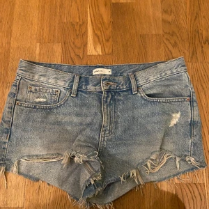 Lågmidjade jeansshorts  - Säljer mina fina helt slutsålda jeansshorts från Gina tricot då de tyvärr är för stora för mig🙌🏻
