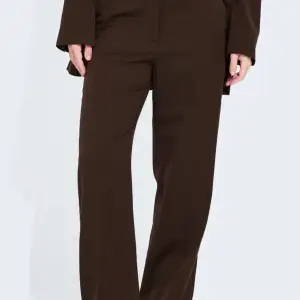 Mörkbruna kostymbyxor från bikbok som aldrig är använda, färgen blir ej rättvis på bild