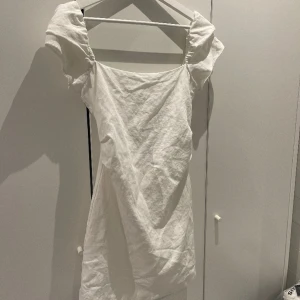 Vit klänning  - Superfin klänning från Zara. Köpt begagnat men jag har aldrig använt den🫶🏼