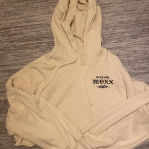 Beige tröja  - Storlek M Fin på sommaren och våren om man ska typ till stranden 