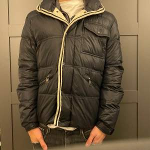 | Moncler Dunjacka | Storlek 3 Passar M | Använt skick | Pris 1099 | Självklart Äkta | 