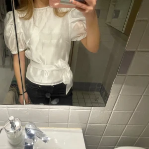 Jättegullig blus💕 - Supersöt blus med puffiga armar, kommer även med nån sorts skärp/tygbit som kan användas på olika sätt💕💕 