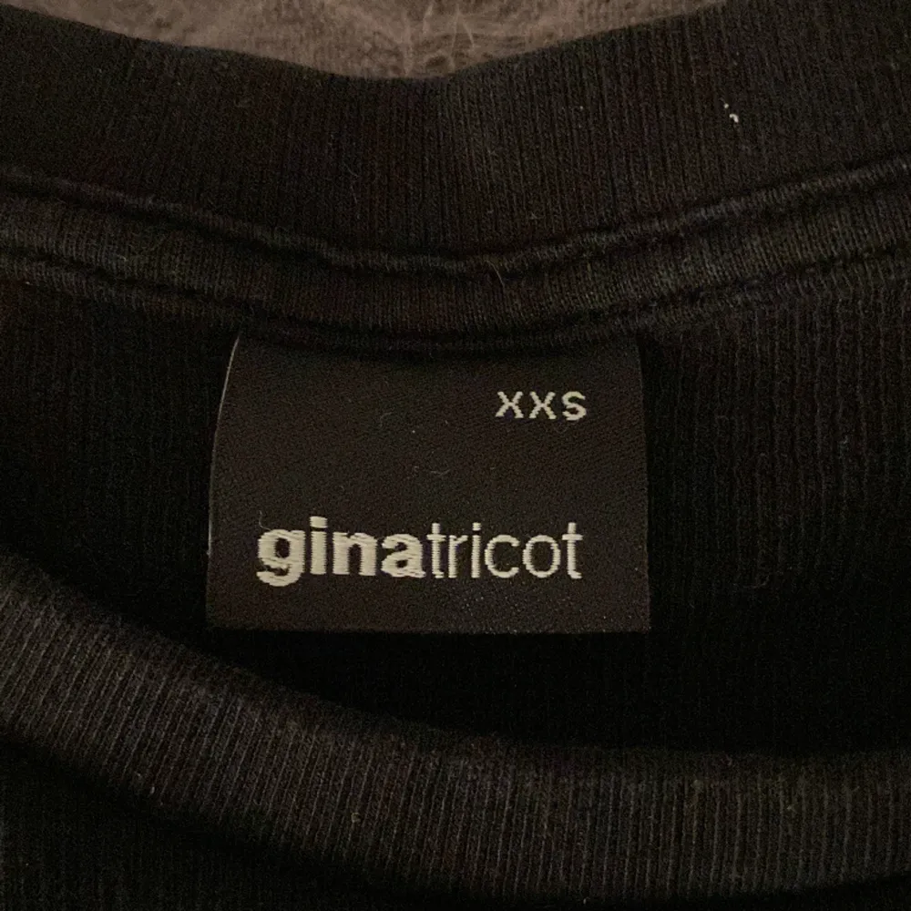 Säljer denna tröjan ifrån Gina tricot, den har tyvärr blivit för liten för mig så därför säljer jag den. Den är i fint skick och är i storlek XXS. Säljes för 30kr. Den är även ribbad i tyget.. Toppar.