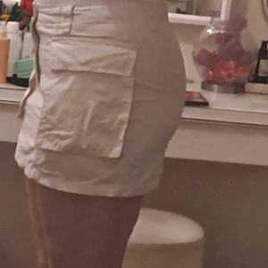 Cargo tjol i beige 50 kr - Jag säljer en cargo tjol från lager 157 i storlek M. Aldrig använd. 😊