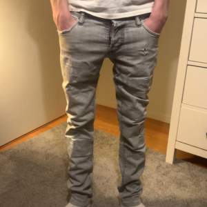 Säljer dessa feta Dsq2 jeans som inte kommer till användning bra skick strl 44 (Modellen är 176cm och väger 60kg)  Mvh GrischGarms