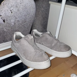 Eytys - Gråa eytys storlek 42 Tvättar dom innan köp Använt 2 månader Helt som nya förutom vid högra hälen som man ser på bilden  Har låda och kvitto Nypris 2400