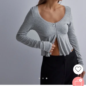 Topp Gina Tricot - Endast använd ett fåtal gånger, storlek XS. Obs finns ett litet hål i tröjan men inget som syns! 