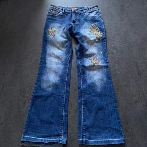 Skitsnygga lågmidjade boot cut jeans!! Så fina och speciella detaljer både på framsidan och bakfickorna! 💓  Midjemått: 74cm Innerbenslängd: 78cm