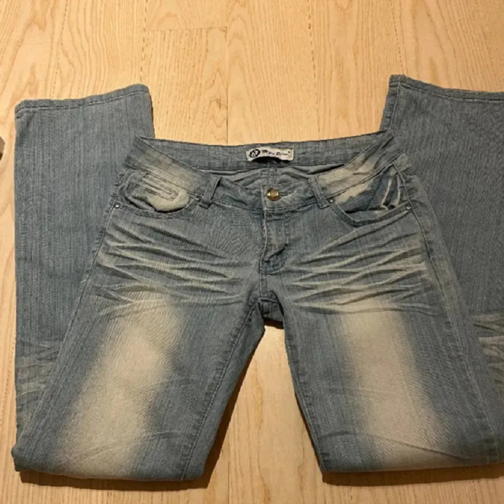 Säljer dessa skitsnygga jeans som jag köpte här på plick men säljer då de tyvärr inte passade. Bilderna är lånade från hon jag köpte de av.❤️Tryck gärna på köp nu❤️❤️Innerbenslängd: 78 Midjemått: 38. Jeans & Byxor.