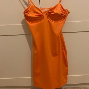 Orange klänning  - Helt oanvänd och prislappen sitter kvar! 