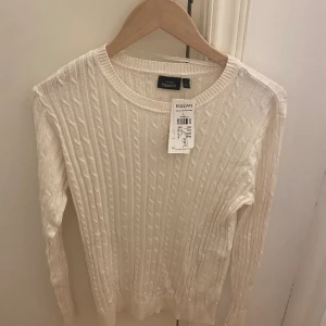 Stickad tröja - Vit stickad tröja från Kappahl. Aldrig använd, lappen är kvar. 