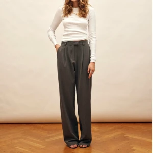 Favorite Pants Grey - Tall - Djerf avenue favorit pants i den långa varianten. Använder inte då jag inte tycker om passformen på mig. Använda 1 gång. Storlek xs