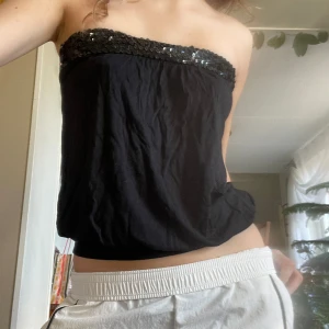 Bandeau topp - Bandeau topp men paljetter. Mer åtsittande band längst ner så kan bäras högre upp/längre ner för olika looks
