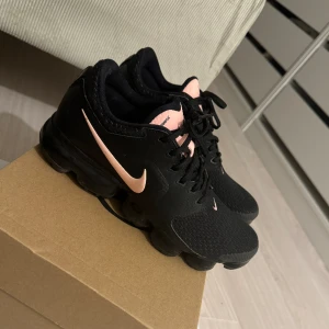 Nike Vapormax - Säljer mina Nike Vapormax som inte längre finns att köpa! Varsamt använda och inga skavanker, ser intill nya ut! 