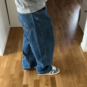 BeWider denim - Dessa jeansen från Be Wider denim stockholm har fetaste baggy fitten. Dem har neonröd knapp och tag bakom byxorna också. W31 L30