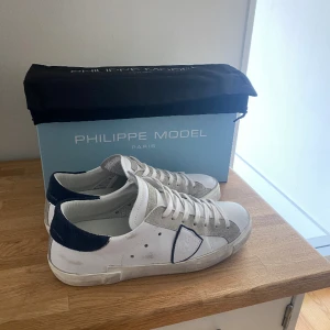Philippe Model skor - Philippe model sneakers | skick: 9,5/10 (Använda 7-10 gånger) | Eu 40 (fits 41) | Box och dustbag medföljer | Pris 2599kr| Fraktar via PostNord eller instabox på köparens bekostnad | Hör av dig vid minsta fråga eller fundering!