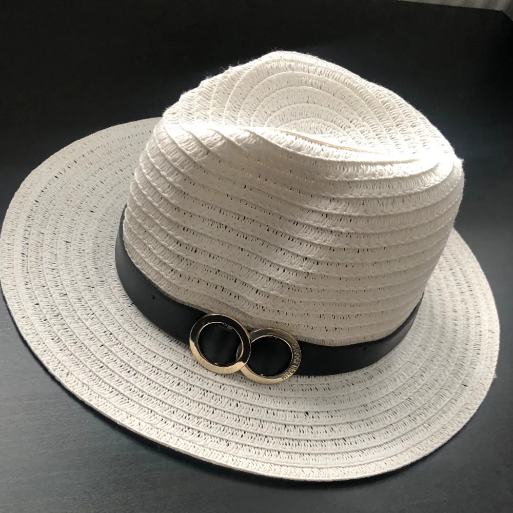 En jätte söt hatt från River Island , bra skick💗 köparen står för frakten, ställ frågor vid funderingar . Accessoarer.