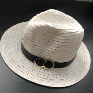 En jätte söt hatt från River Island , bra skick💗 köparen står för frakten, ställ frågor vid funderingar 