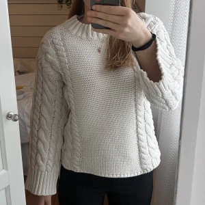 Kabelstickad tröja  - helt oanvänd tröja från gina, den är lite mot det krämvita hållet!☺️Den är stor i storlek!!