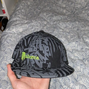 flatbrim keps - fet keps med monsterloga, jag tror du kan gissa vart den är köpt