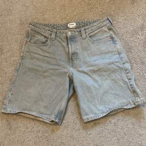 Ljusblå jeansshorts från weekday i storlek 33🩷