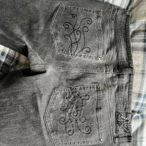 Sjukt nice flared jeans med detaljer på bakfickorna, 10/10 skick