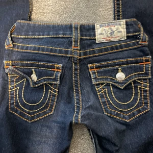 True religion jeans - Jättefina trueys som jag säljer eftersom de inte kommer till andvändning. Köpte second hand men hittar inga tecken på andvändning. Midjemåttet är ca 35cm och de är ganska stretchiga 💗
