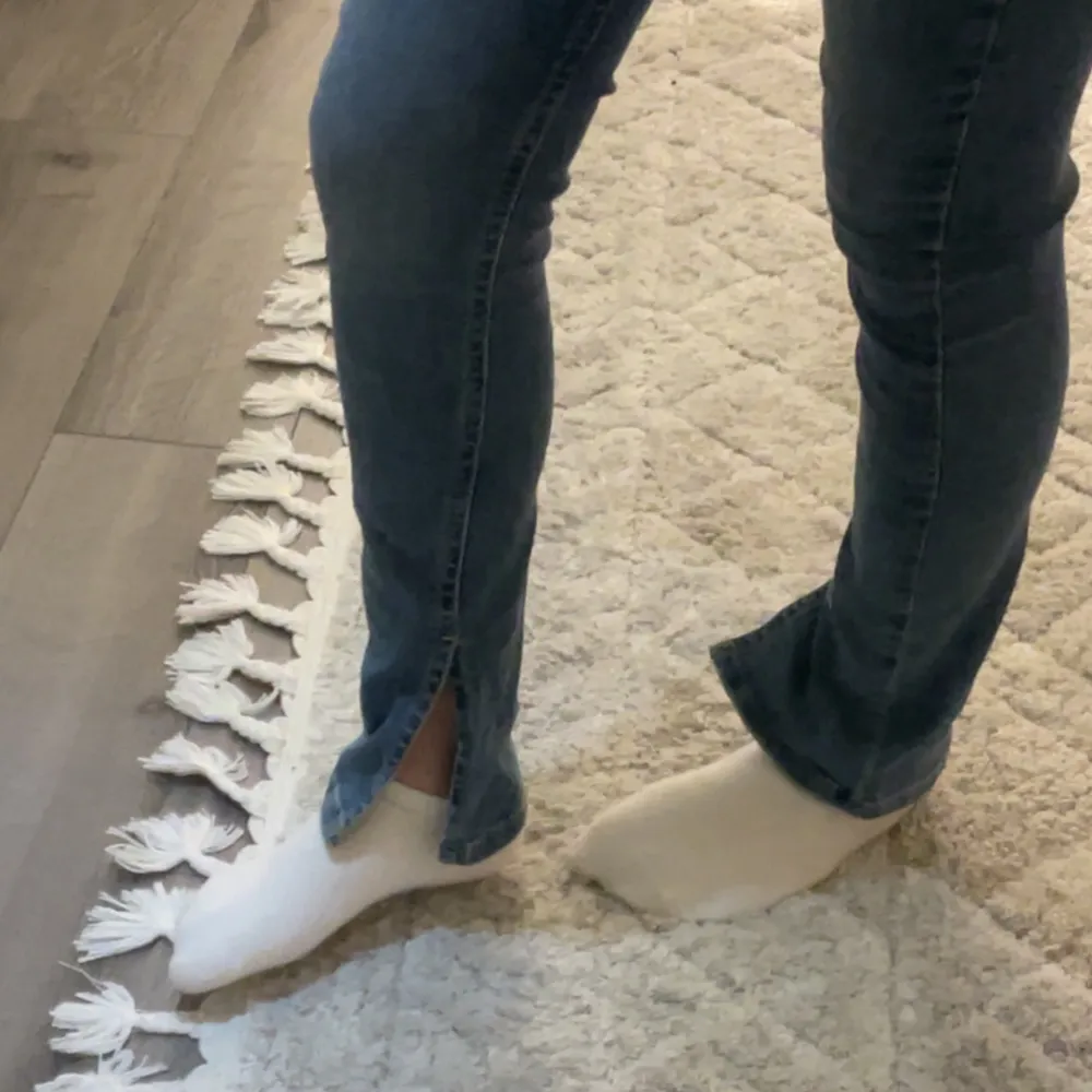 Blåa skinny jeans med slits längst ner från Nelly i storlek 36, knappt använda:) är ca 167 cm💕. Jeans & Byxor.
