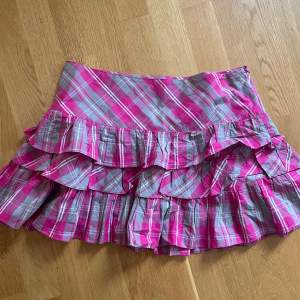 Fantastisk rosa rutig school girl kjol. Storlek 38. Mått: midja 38 cm tvärs över, 35 cm längd. (Säljer även jeansen på bilden)