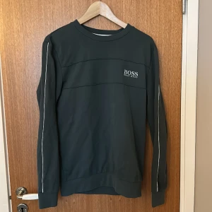 Boss tröja - Mörk grön/oliver grön boss tröja skit snygg först till kvarn 