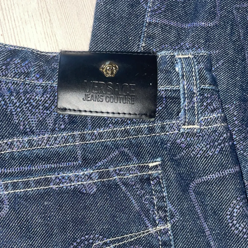 Skit snygga mönstrade jeans från versace, säljer då de tyvärr e för små för mig så kan inte ha de💗💗 säljer för 200kr+frakt💗 inga fläckar elelr något , midjemått tvärsöver är ca 37 cm, innerbenslängden är ca 73cm. Jeans & Byxor.