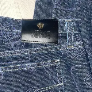 Skit snygga mönstrade jeans från versace, säljer då de tyvärr e för små för mig så kan inte ha de💗💗 säljer för 200kr+frakt💗 inga fläckar elelr något , midjemått tvärsöver är ca 37 cm, innerbenslängden är ca 73cm
