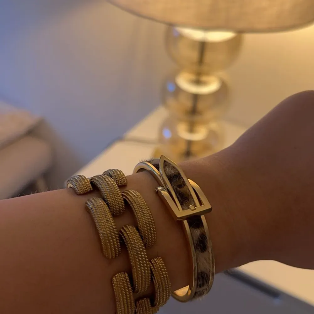 Säljer detta as snygga Hermes liknande armband, som är guldiga och har leopard mönster! As coolt och är i super bra skick!❤️❤️pris kan diskuteras! . Accessoarer.