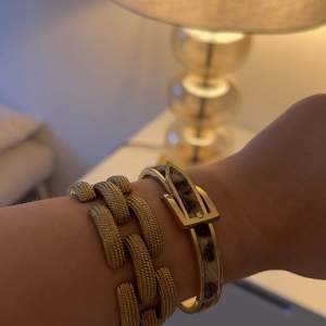 Säljer detta as snygga Hermes liknande armband, som är guldiga och har leopard mönster! As coolt och är i super bra skick!❤️❤️pris kan diskuteras! 