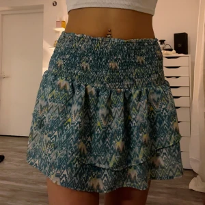 Trendig sommarkjol - Säljer denna superfina kjolen från H&M som är perfekt till sommaren!  Använd fåtal gånger. Bra skick, inga defekter! 