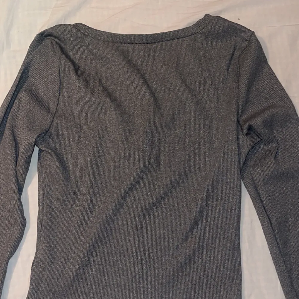 Hej, säljer denna tröja för 100kr + 46kr frakt<3 Köptes i storlek M men är väldigt liten, Därför skulle jag säga att det är storlek S istället och lite stretchig! Nytt skick och oanvänd (pga för liten storlek) Hör av dig om du har frågor ^^. Blusar.