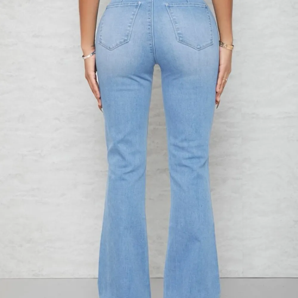 Säljer dessa snygga jeans som är i fint skick!💕 . Jeans & Byxor.