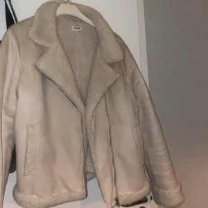 Vit teddyjacka - En jättesnygg vit teddyjacka. Den är använd ett fåtal gånger. Köpt från Bubbleroom och i storlek 44