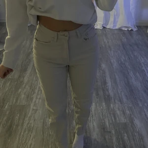 Beiga byxor💗 - Beiga byxor från H&M i storlek 36. Använda fåtal gånger, bra skick! Vid fler frågor eller bilder kontakta mig!💗