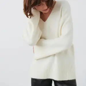 V-neck knitted sweater från Ginatricot, använd få gånger🤍 strl XS men är oversized i passformen! Köpt för 400kr
