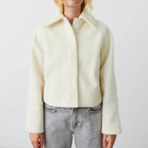 Vit vårjacka  - Snygg vit jacka i storlek S, perfekt nu till våren!  Knappt använd! 