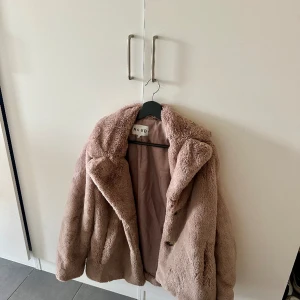 Ljusrosa faux pälsjacka  - Ljusrosa faux pälsjacka från NAKD. Använd men inga skavanker. 