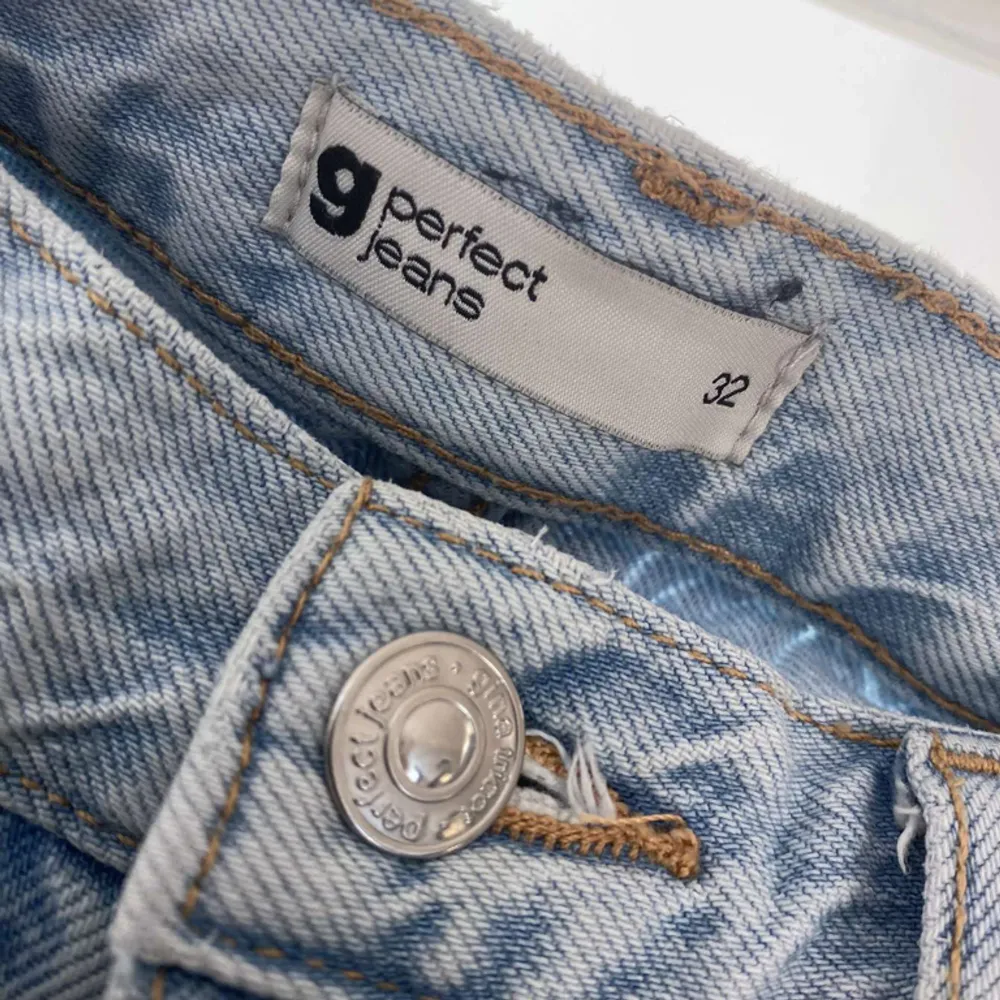 Ett år as snygga jeans ifrån gina tricot🌟. Köptes förra vintern, säljer för att de är för korta ( är 170cm). Inga skador, använda många gånger. Köpta  för 499kr🤍.. Jeans & Byxor.